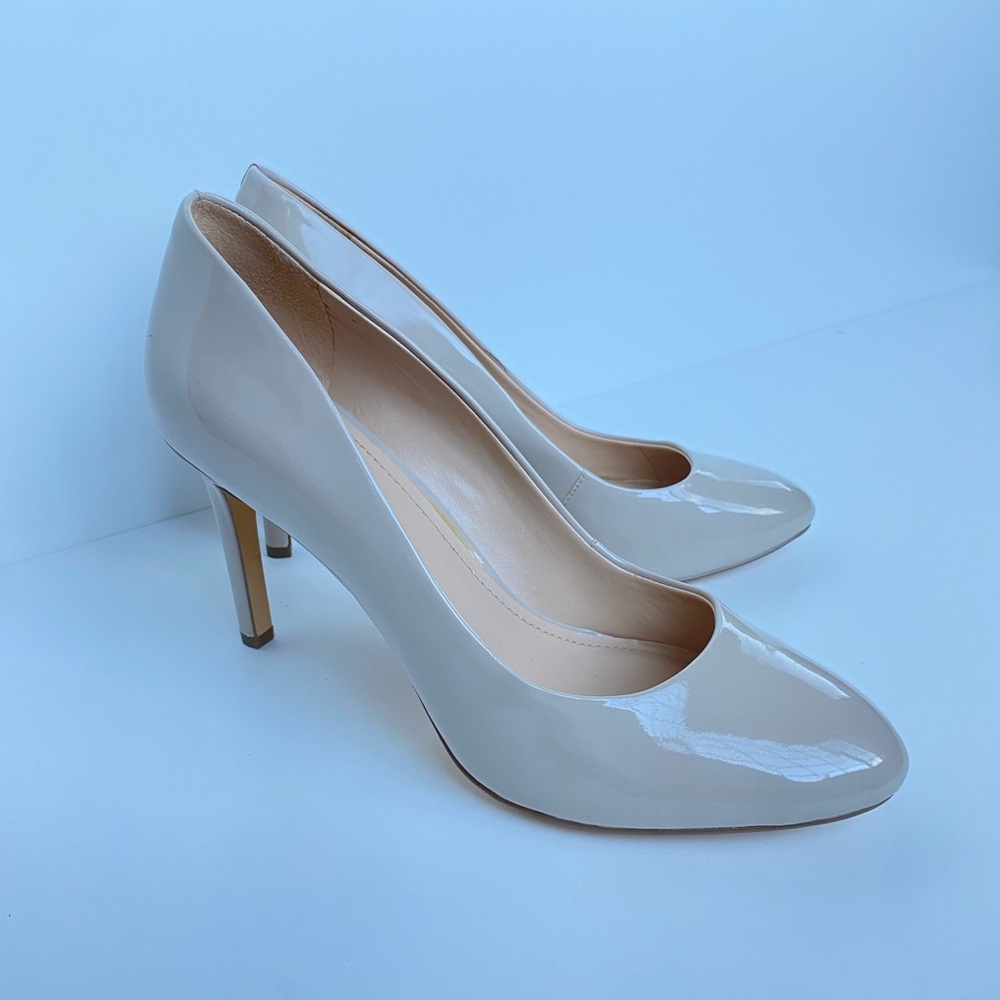BCBGeneration Women’s Glossy Nude Patent Pumps size 7.5